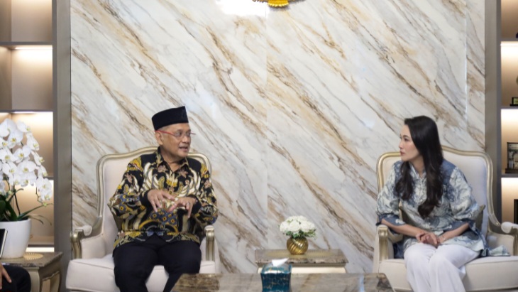 Menteri Haji dan Umrah Republik Indonesia, bertemu Gubernur Maluku Utara Sherly Tjoanda Laos. Foto (Istimewa)